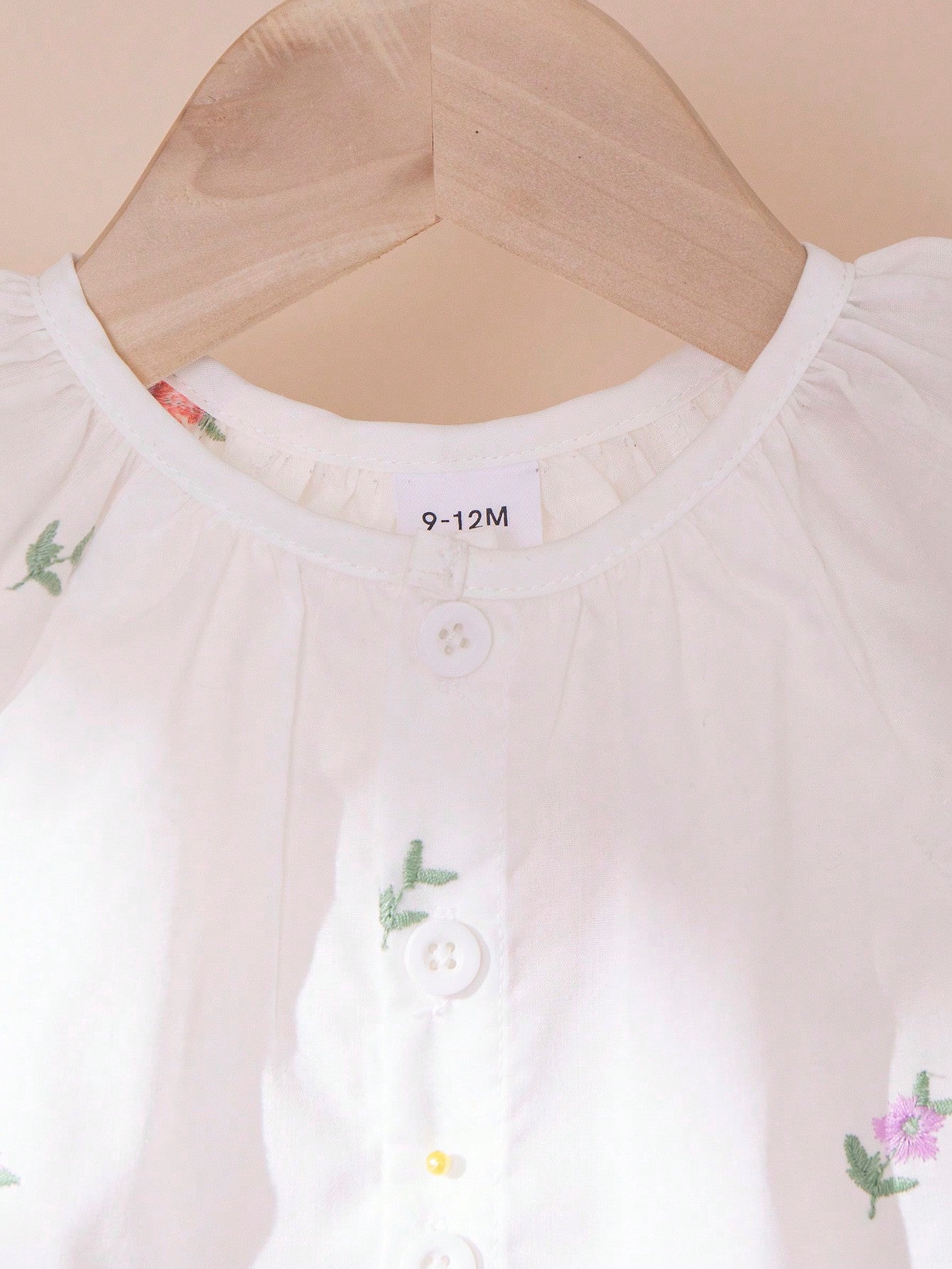 Conjunto casual de blusa branca com detalhes bordados e mangas soltas e shorts brancos bordados para bebês meninas, na moda.
