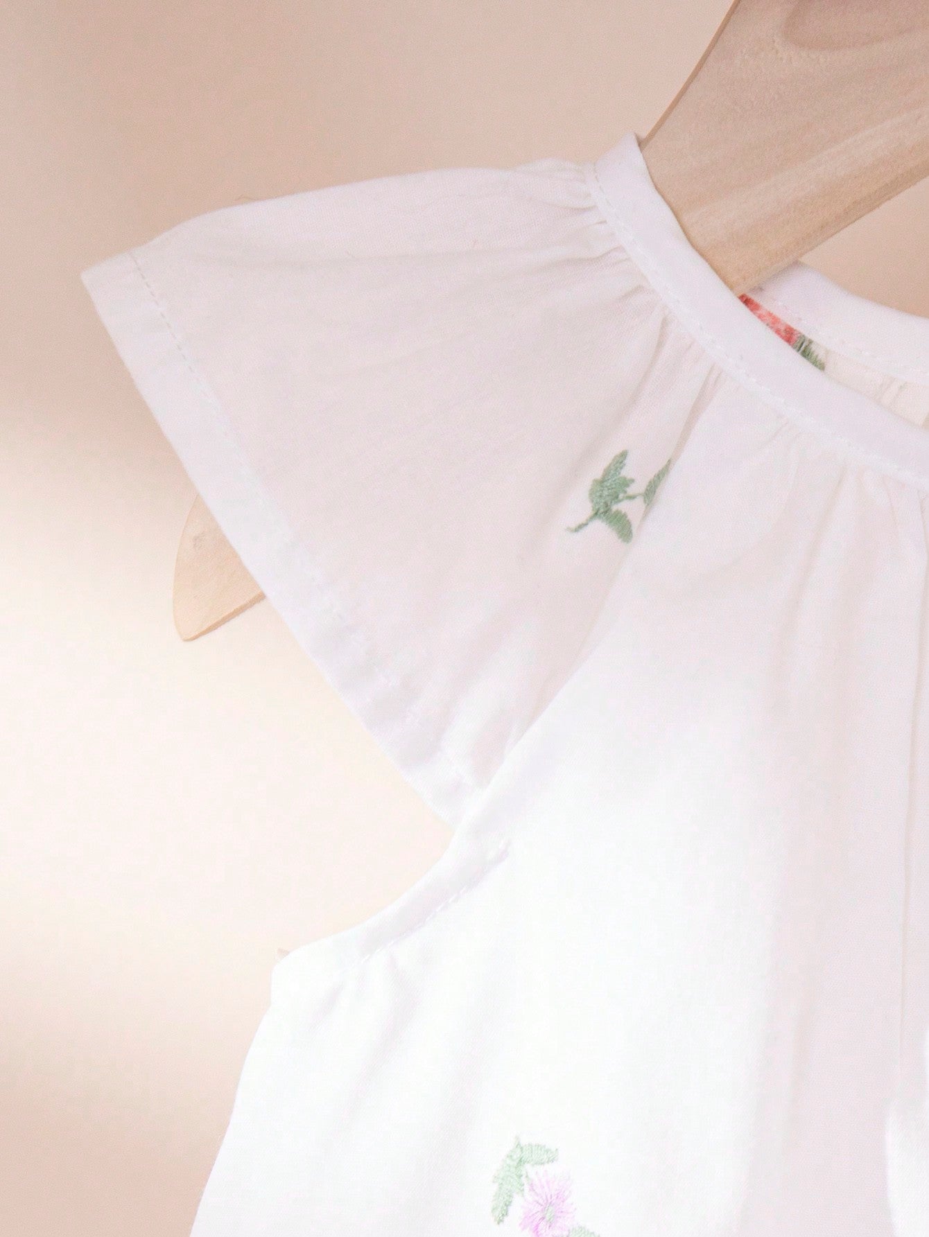 Conjunto casual de blusa branca com detalhes bordados e mangas soltas e shorts brancos bordados para bebês meninas, na moda.