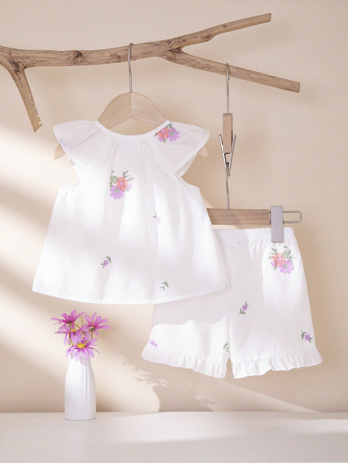 Conjunto casual de blusa branca com detalhes bordados e mangas soltas e shorts brancos bordados para bebês meninas, na moda.