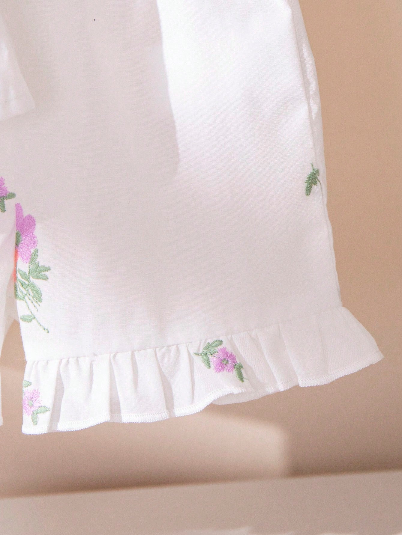 Conjunto casual de blusa branca com detalhes bordados e mangas soltas e shorts brancos bordados para bebês meninas, na moda.