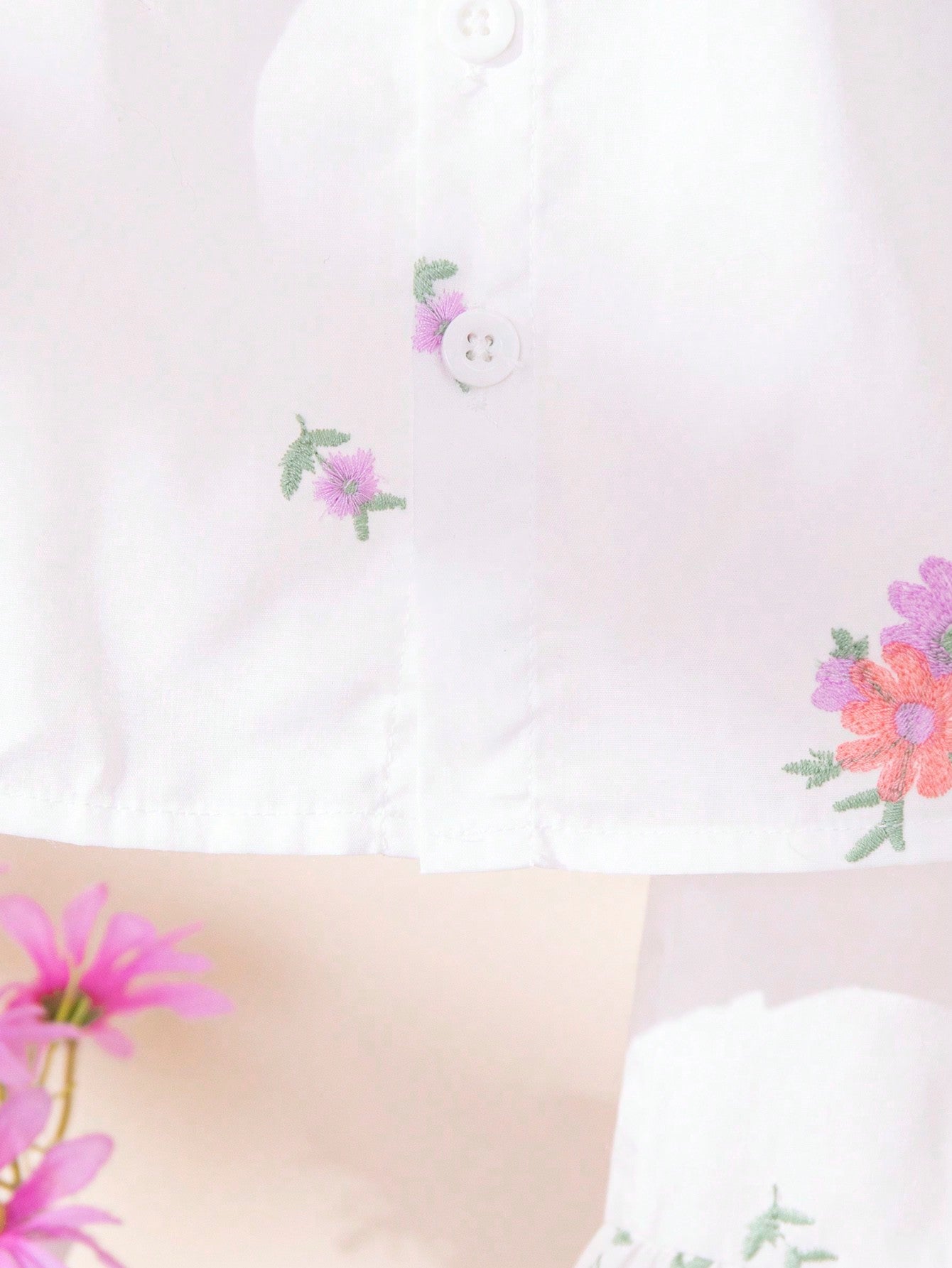 Conjunto casual de blusa branca com detalhes bordados e mangas soltas e shorts brancos bordados para bebês meninas, na moda.