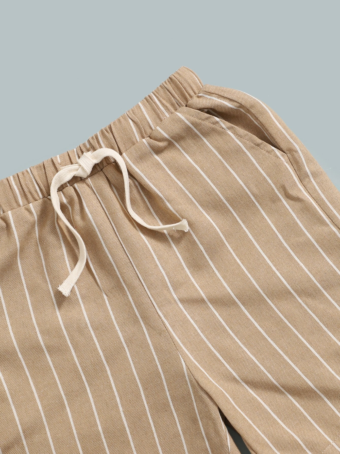 Camisa Com Bolso Remendado Para Menino Jovem E Shorts Com Cintura Com Cordão Listrado Vertical