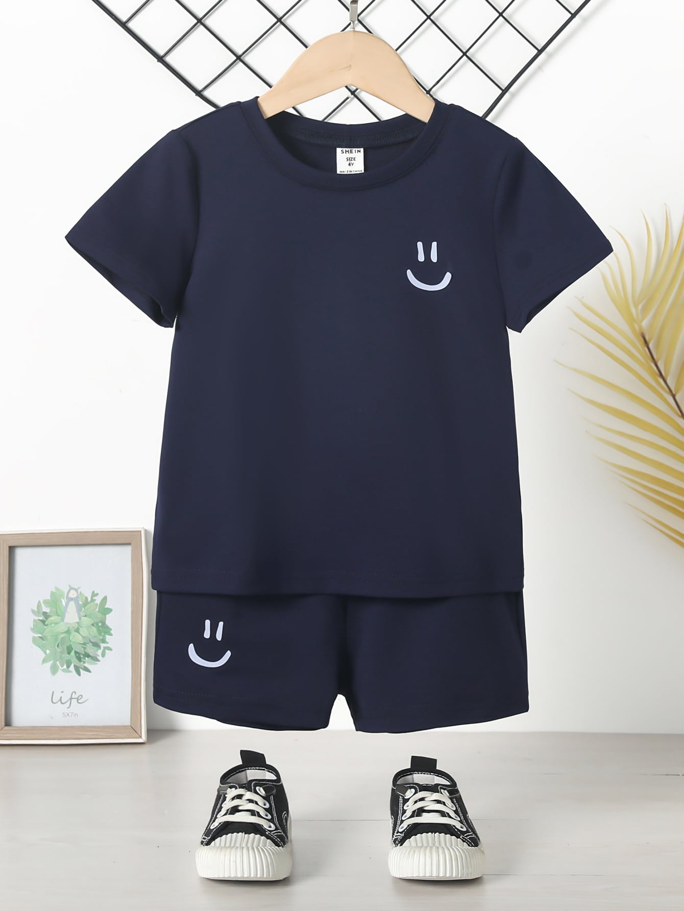 2 peças Jogo de camisa de manga curta e short estampado de cor sólida casual para meninos jovens com estampa de rosto sorridente, adequado para o verão, lazer, festas, uso diário, escola, viagens, encontros
