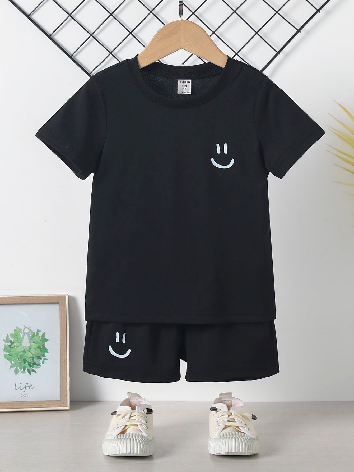 2 peças Jogo de camisa de manga curta e short estampado de cor sólida casual para meninos jovens com estampa de rosto sorridente, adequado para o verão, lazer, festas, uso diário, escola, viagens, encontros