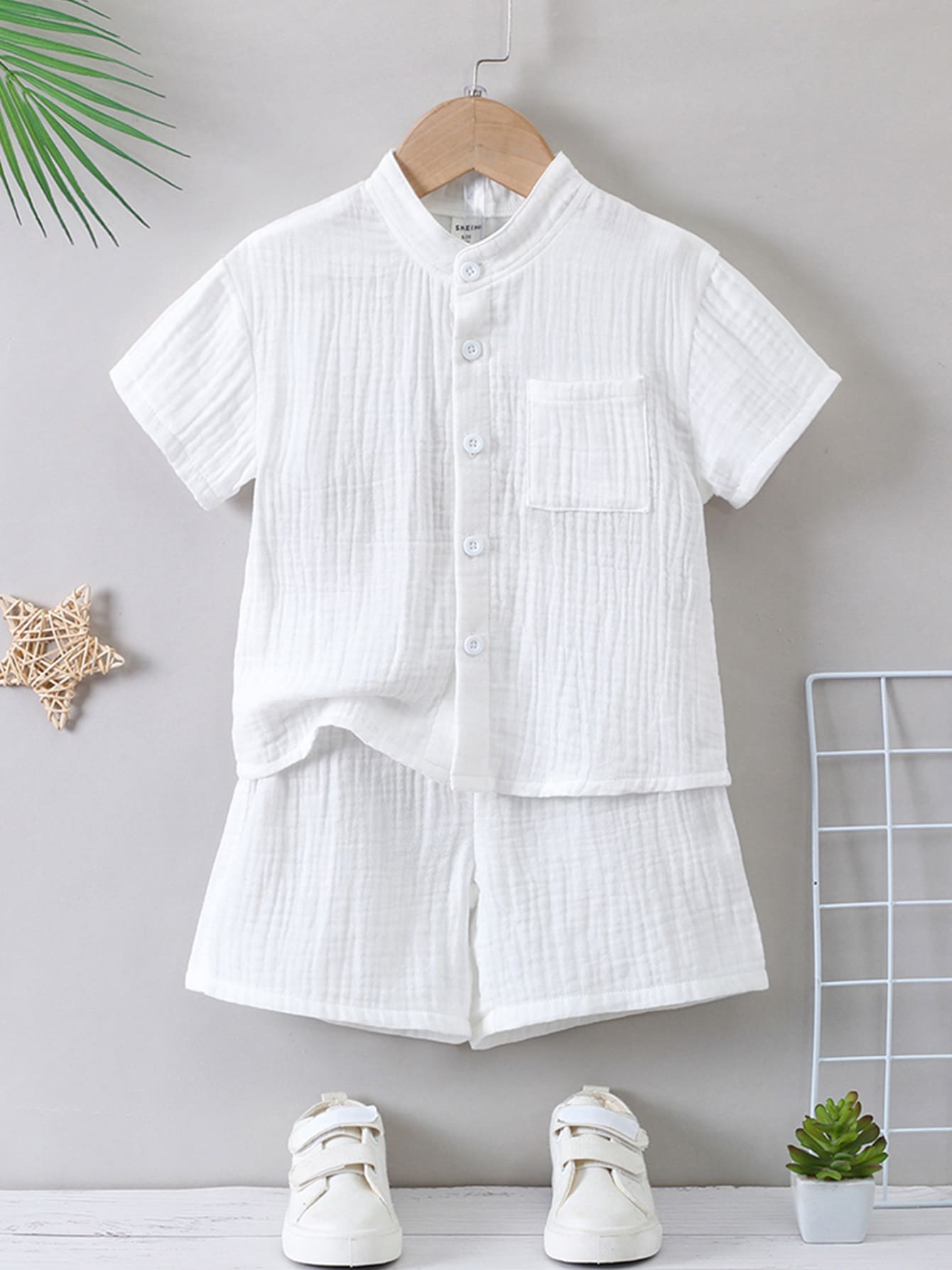 Conjunto Menino Branco Monocromático Férias Minimalista Ocasional Set Com Suporte Gola E Manga Regular Para Verão