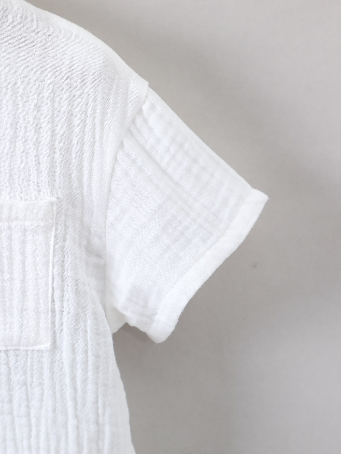 Conjunto Menino Branco Monocromático Férias Minimalista Ocasional Set Com Suporte Gola E Manga Regular Para Verão