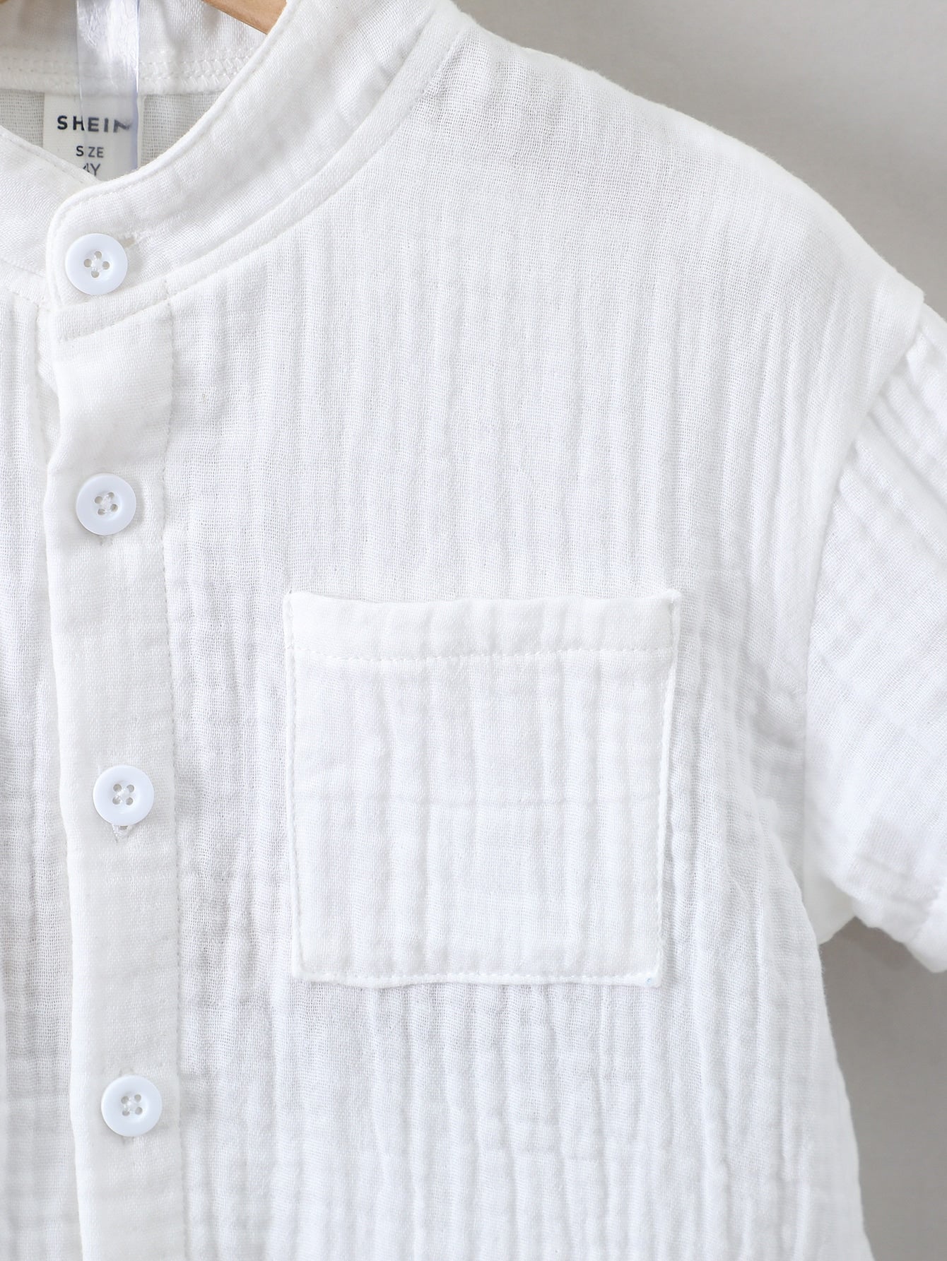 Conjunto Menino Branco Monocromático Férias Minimalista Ocasional Set Com Suporte Gola E Manga Regular Para Verão