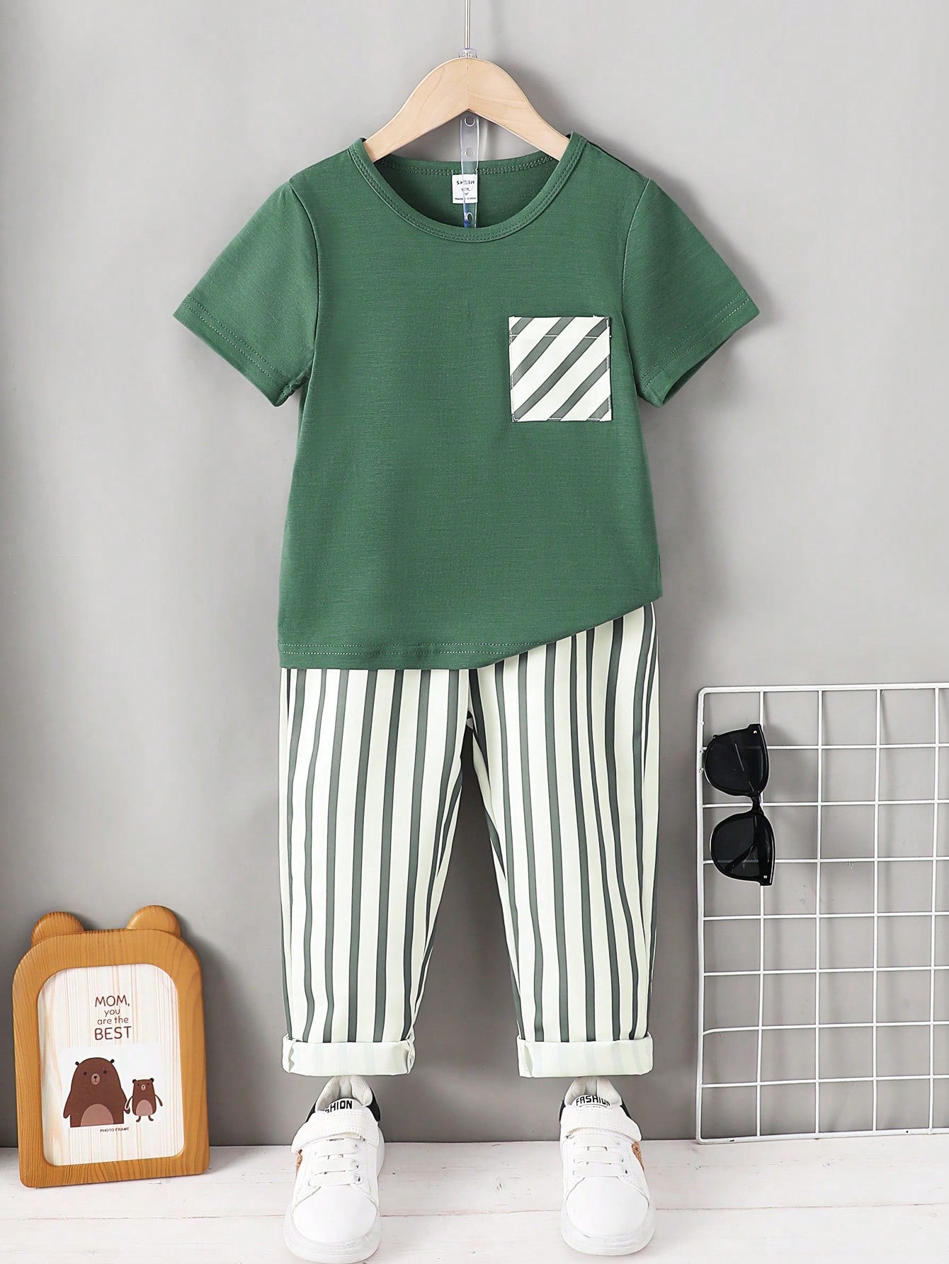 Conjunto De Camiseta De Manga Curta Simples Estilo Universitário E Calça Listrada Para Menino Jovem No Verão