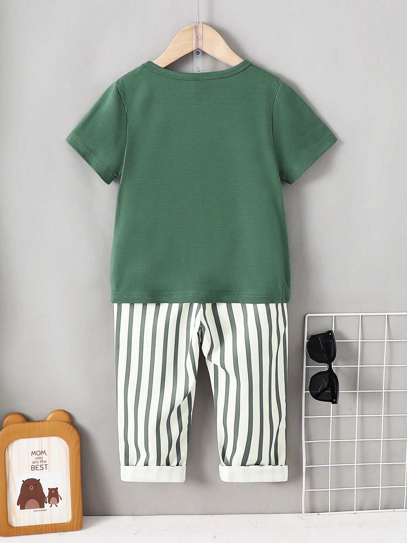 Conjunto De Camiseta De Manga Curta Simples Estilo Universitário E Calça Listrada Para Menino Jovem No Verão