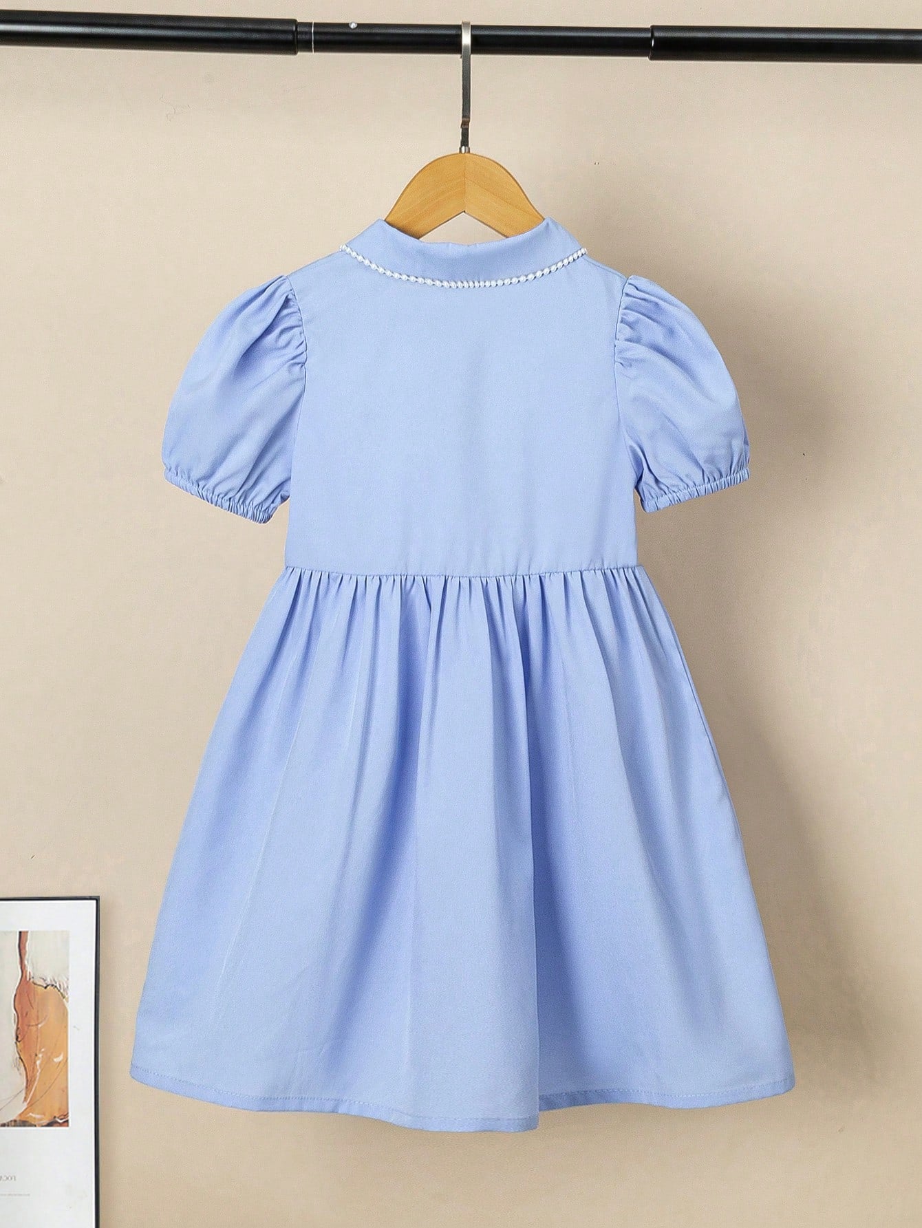 Vestido Urbano com Colarinho de Pérola Cor Azul Claro para Garotas Jovens, Casual e Versátil, Adequado para Primavera, Verão e Outono, Confortável e Adequado para Meninas de 4 a 7 anos de idade usarem na escola, em casa ou em festas