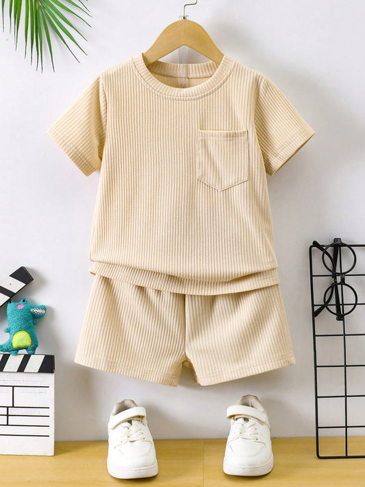 Conjunto confortável de camiseta e shorts soltos para meninos jovens, estilo casual para escola, festa, atividades ao ar livre e esportes, adequado para meninos cavalheiros de 4 a 7 anos.