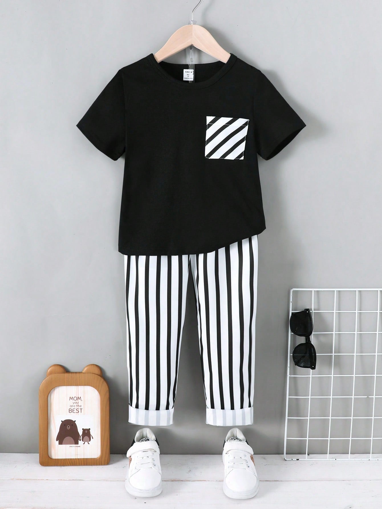 Conjunto De Camiseta De Manga Curta Simples Estilo Universitário E Calça Listrada Para Menino Jovem No Verão