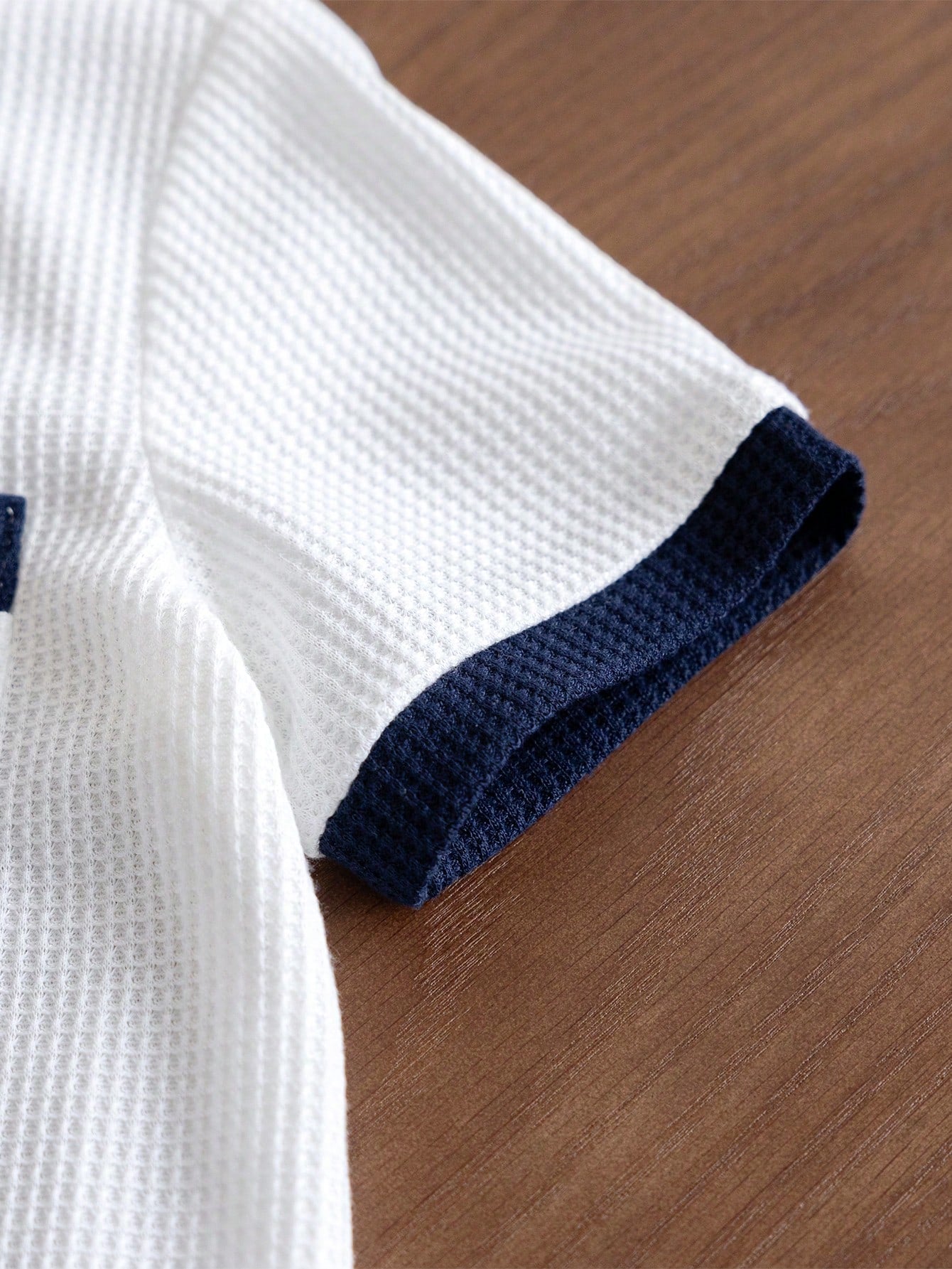 2 peças conjunto leve de cardigã de mangas curtas e shorts com bloco de cores para menino jovem, adequado para cena de rua e viagem, roupas de verão.