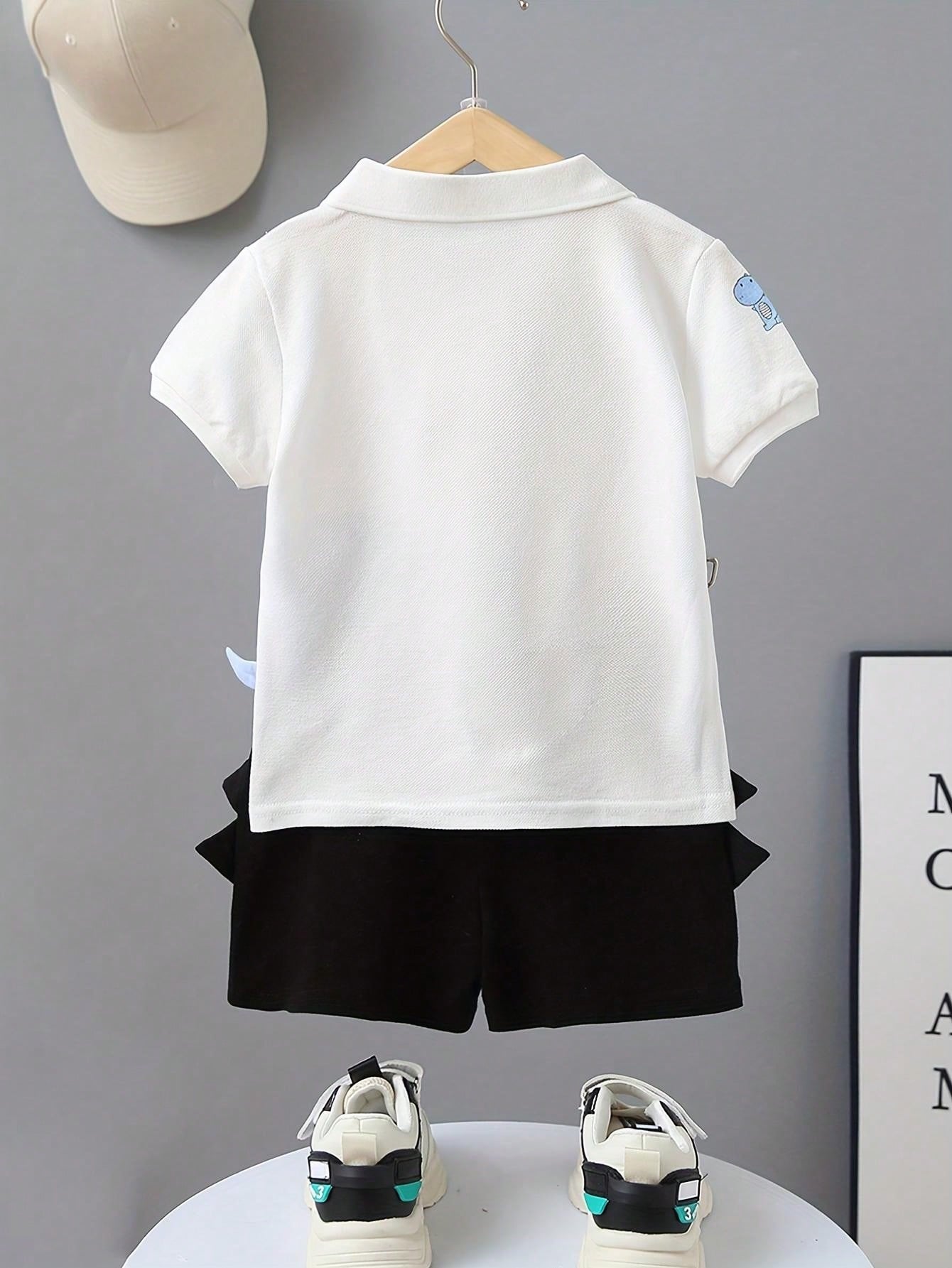 Conjunto de 2 peças de roupas casuais com Top polo de manga curta com estampa de dinossauro e calça curta sólida para meninos, na moda.