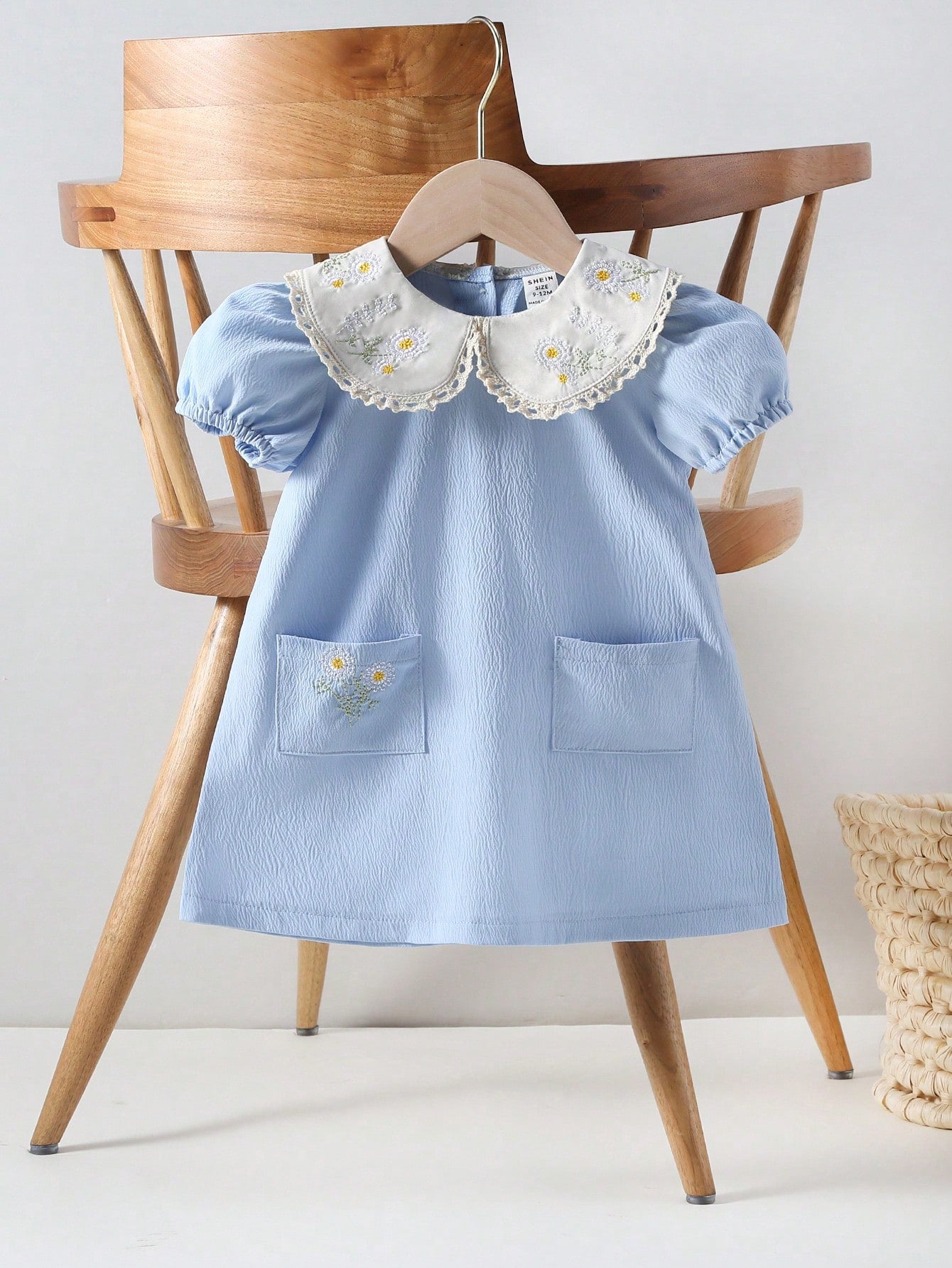 Vestido para bebê menina em Estilo Campestre com bordado de Girassol, Gola de Renda Damasco, Fita de pescoço laranja e mangas bufantes curtas elásticas azul - Apresentando bordado de bolso de Girassol, perfeito para Primavera/Verão