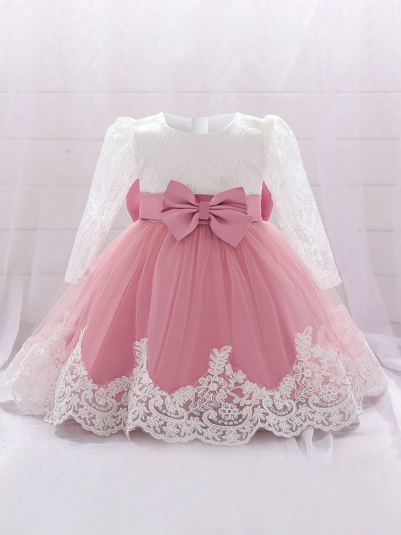 Vestido de Daminha de Honra Encantador com Decoração de Laço e Tule nas Costas, Adequado para Casamento, Festa, Evento de Aniversário