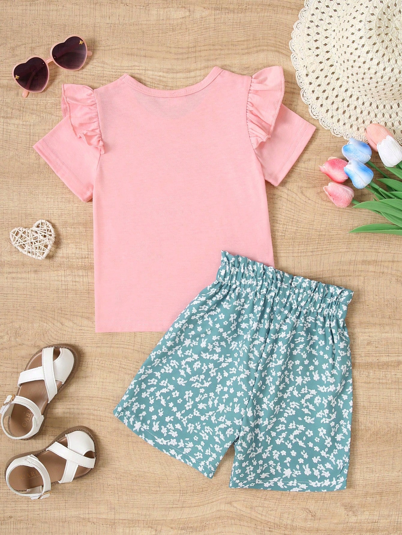Conjunto de duas peças com camiseta de manga curta com estampa traseira de figura casual de verão para garota jovem   shorts com estampa floral.