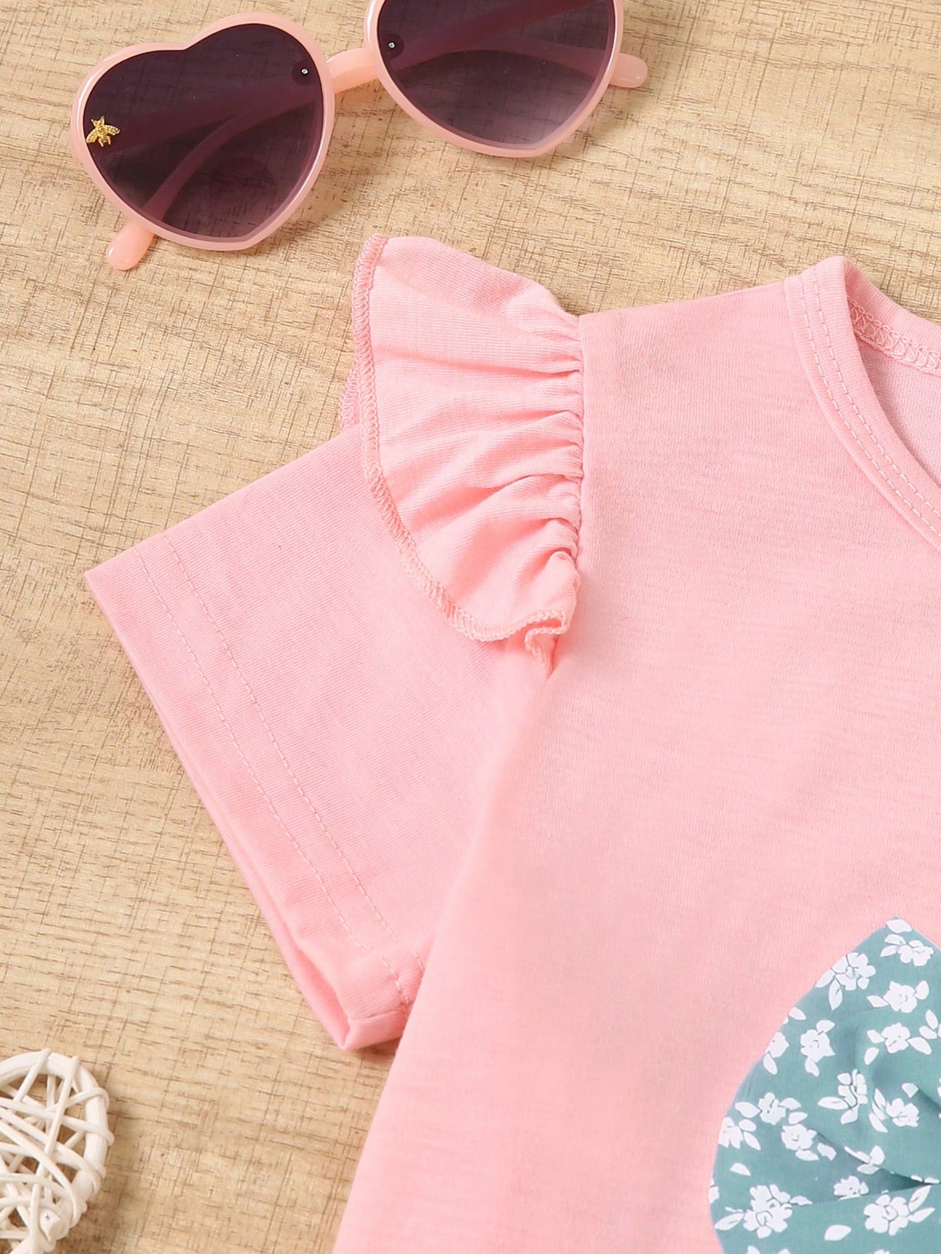 Conjunto de duas peças com camiseta de manga curta com estampa traseira de figura casual de verão para garota jovem   shorts com estampa floral.