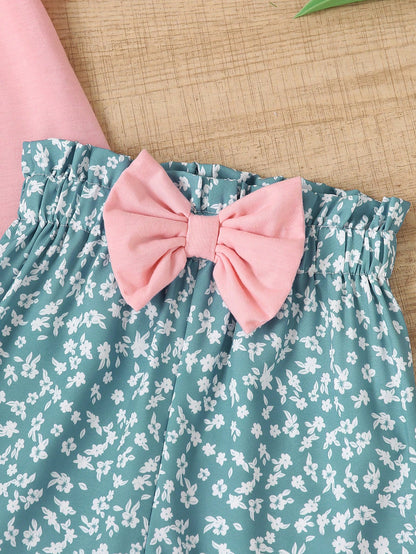 Conjunto de duas peças com camiseta de manga curta com estampa traseira de figura casual de verão para garota jovem   shorts com estampa floral.