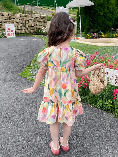 Vestido fofo com mangas bufantes e estampa floral de menina jovem para férias de verão com bainha de babados