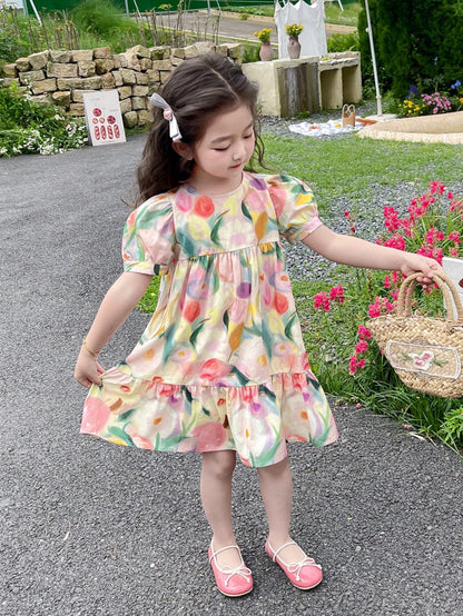Vestido fofo com mangas bufantes e estampa floral de menina jovem para férias de verão com bainha de babados