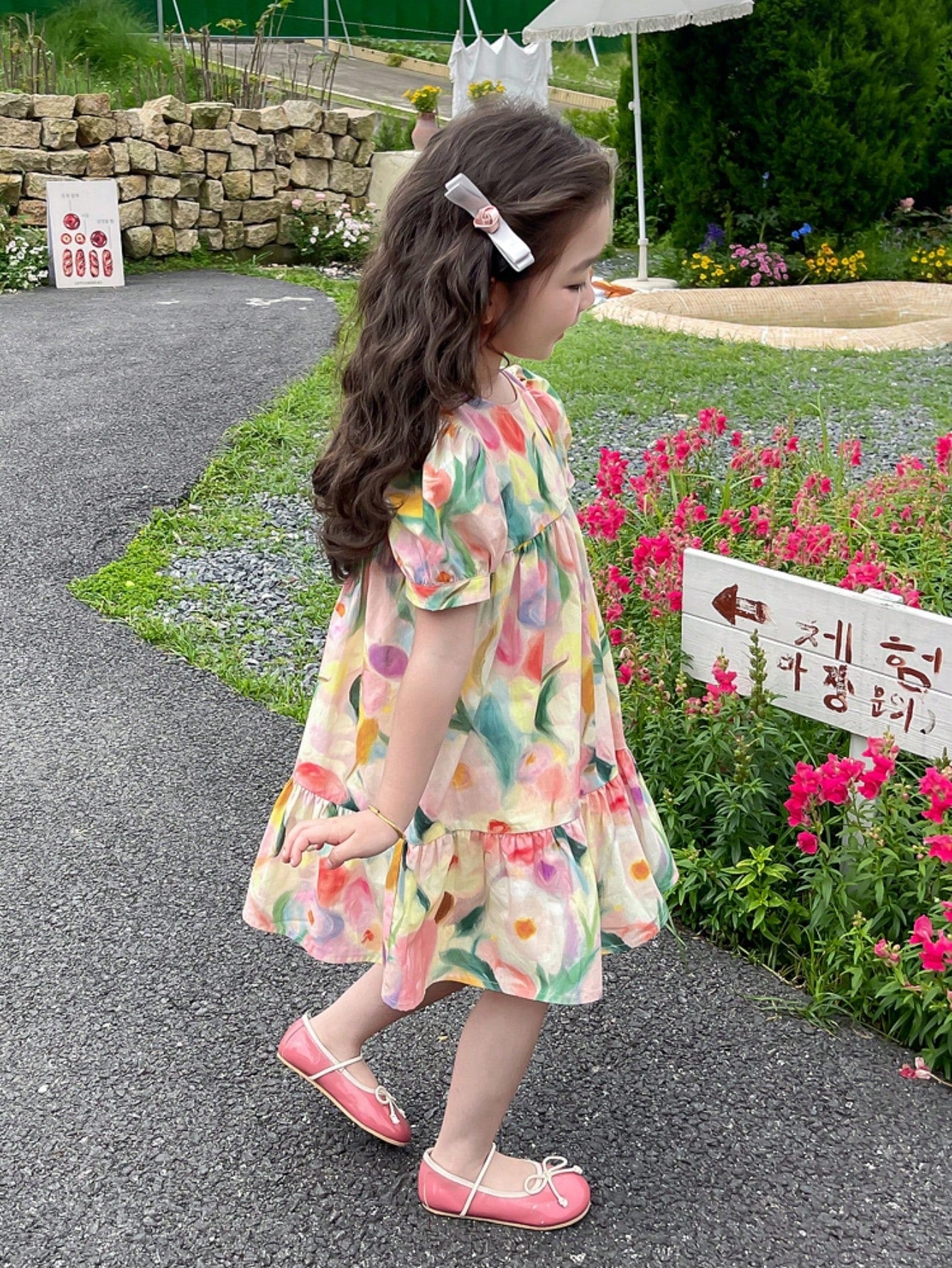 Vestido fofo com mangas bufantes e estampa floral de menina jovem para férias de verão com bainha de babados