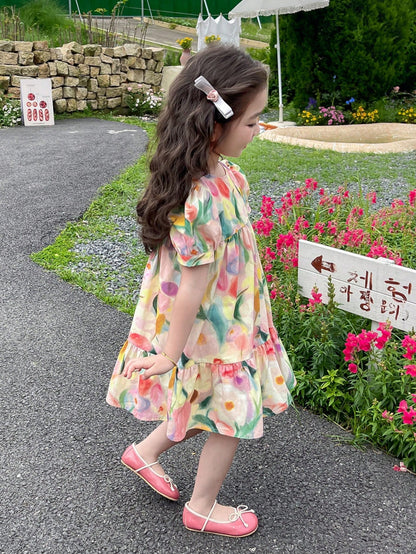 Vestido fofo com mangas bufantes e estampa floral de menina jovem para férias de verão com bainha de babados