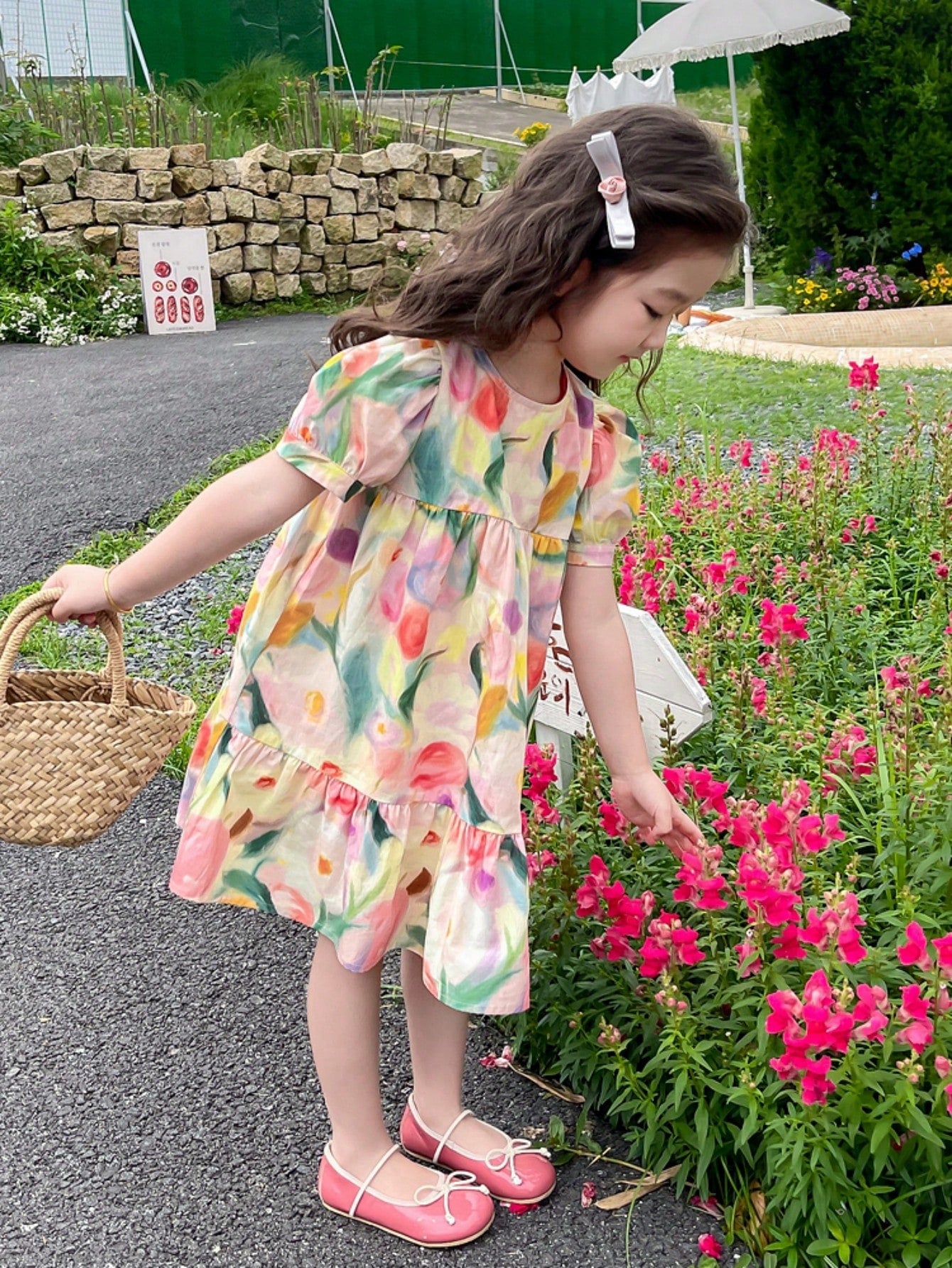 Vestido fofo com mangas bufantes e estampa floral de menina jovem para férias de verão com bainha de babados
