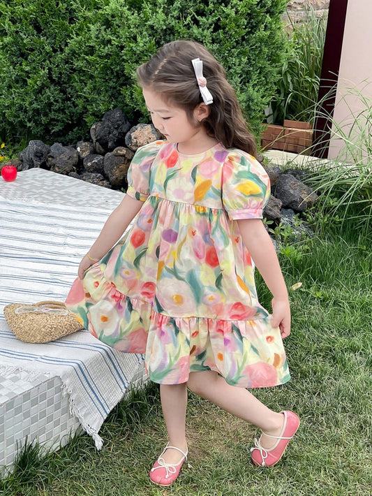 Vestido fofo com mangas bufantes e estampa floral de menina jovem para férias de verão com bainha de babados