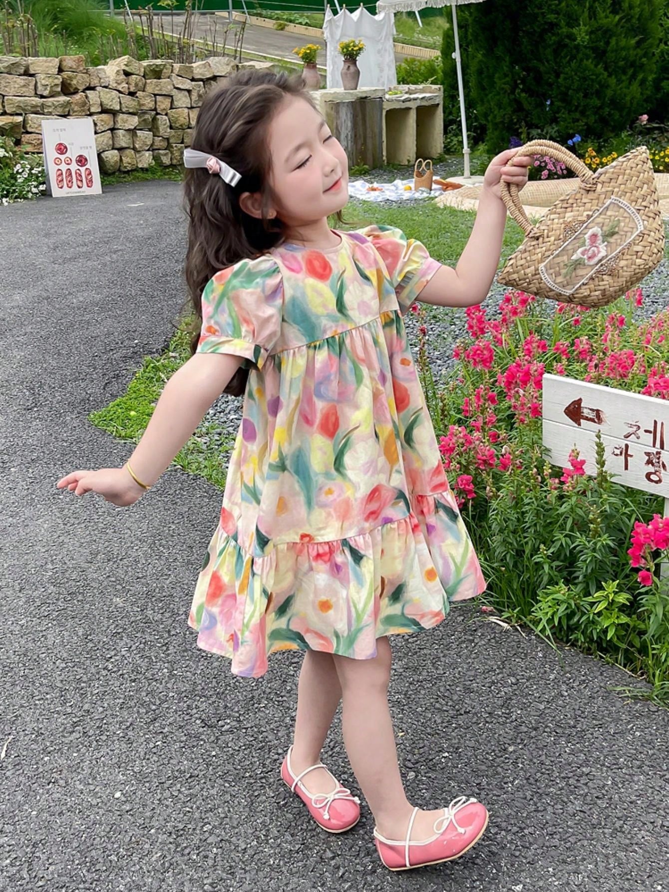 Vestido fofo com mangas bufantes e estampa floral de menina jovem para férias de verão com bainha de babados