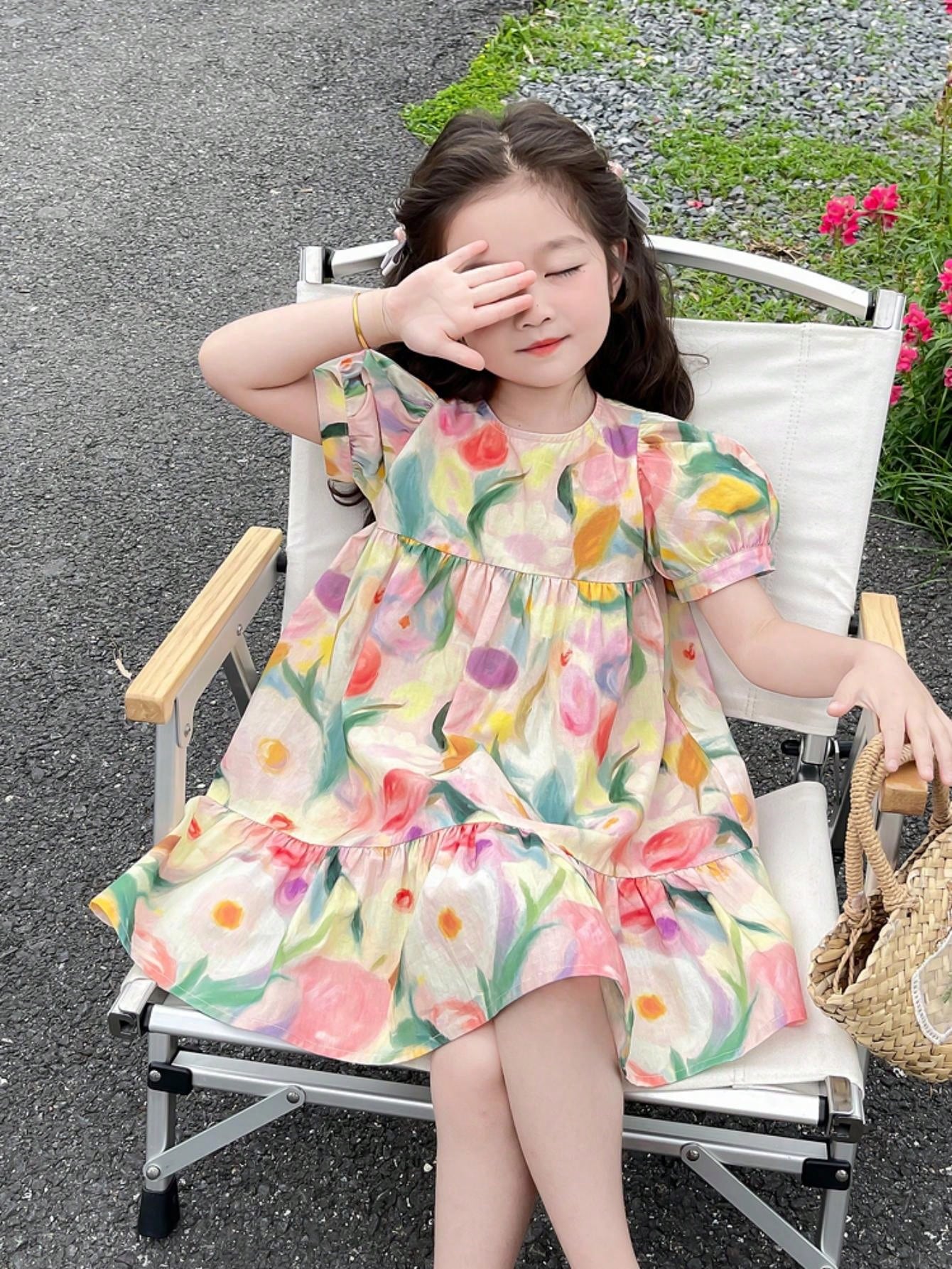 Vestido fofo com mangas bufantes e estampa floral de menina jovem para férias de verão com bainha de babados