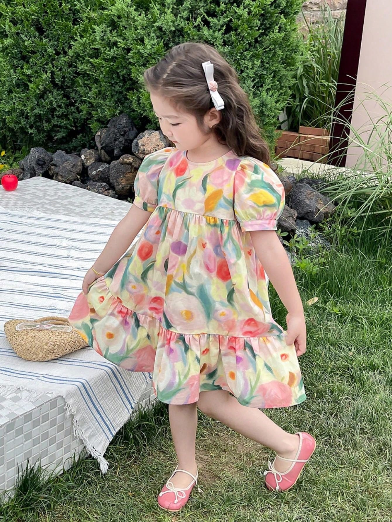 Vestido fofo com mangas bufantes e estampa floral de menina jovem para férias de verão com bainha de babados