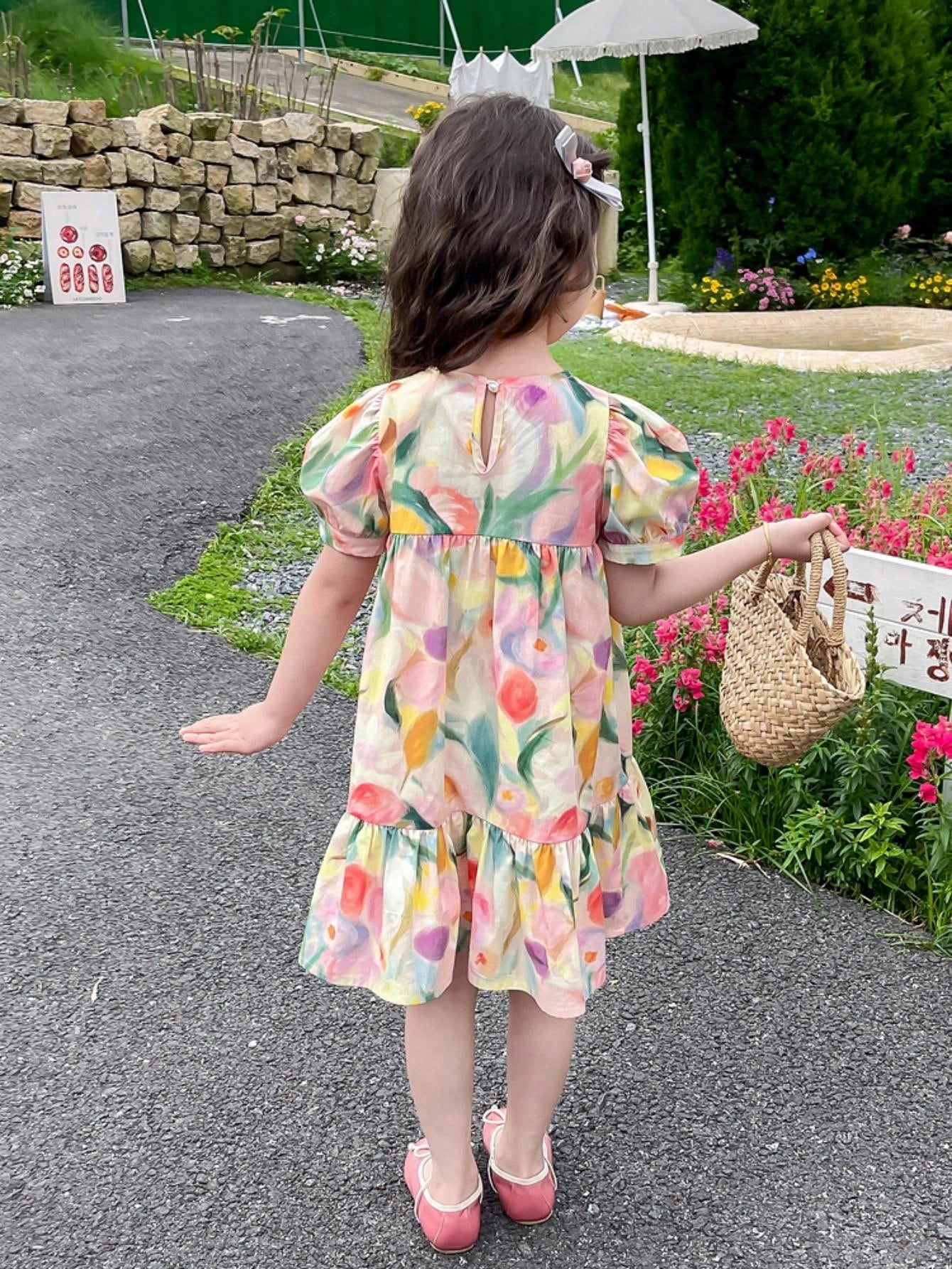 Vestido fofo com mangas bufantes e estampa floral de menina jovem para férias de verão com bainha de babados