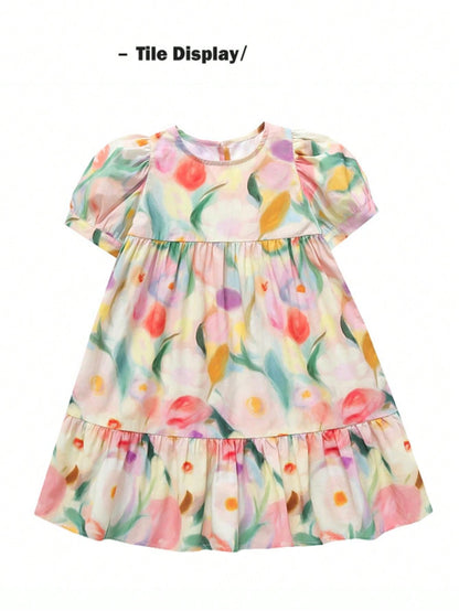 Vestido fofo com mangas bufantes e estampa floral de menina jovem para férias de verão com bainha de babados