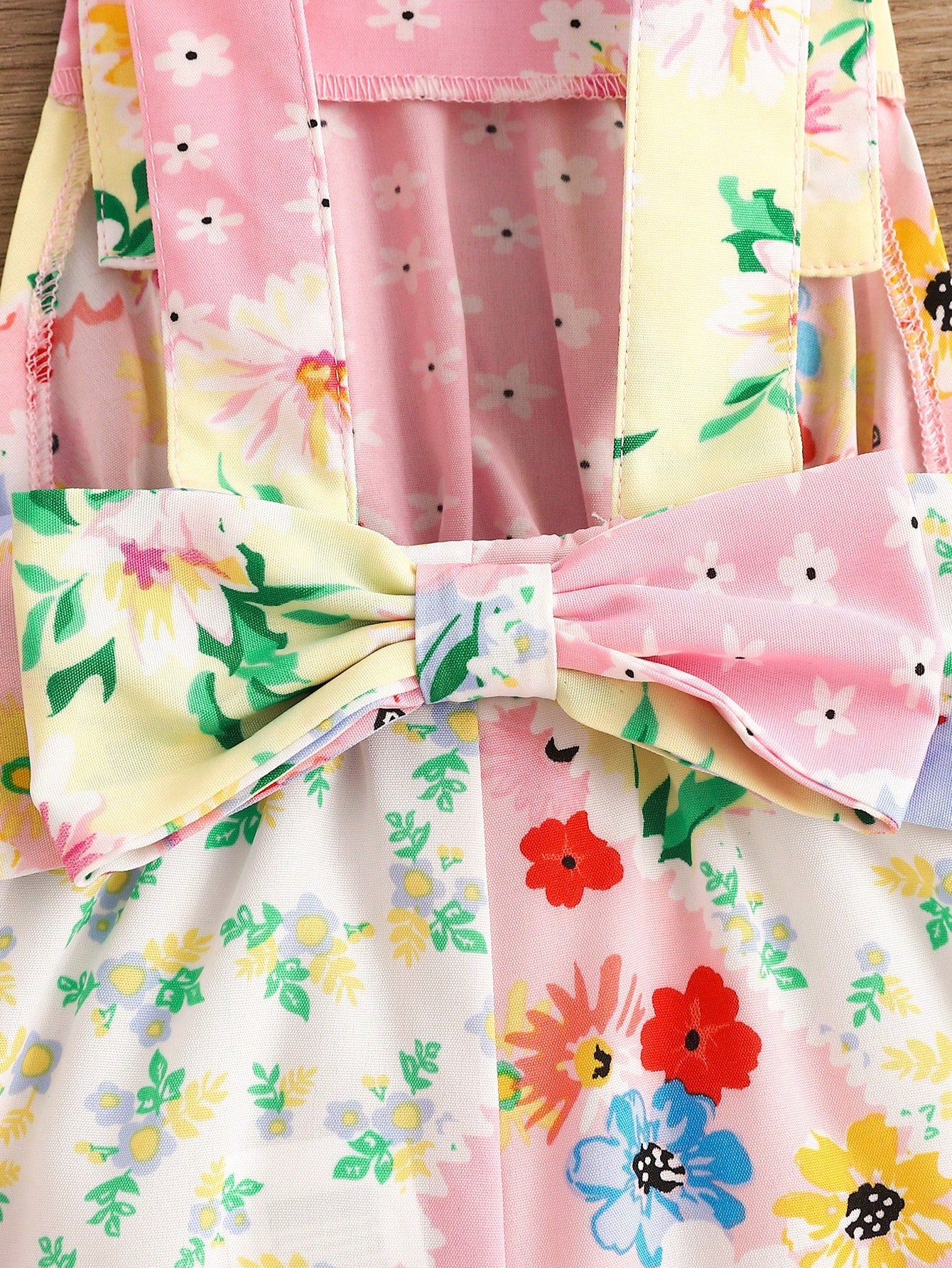 Macacão fofo de remendo floral para bebê menina com laço removível e calças compridas para o verão