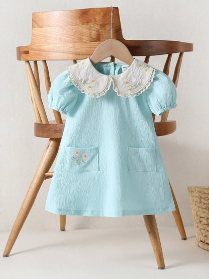 Vestido para bebê menina em Estilo Campestre com bordado de Girassol, Gola de Renda Damasco, Fita de pescoço laranja e mangas bufantes curtas elásticas azul - Apresentando bordado de bolso de Girassol, perfeito para Primavera/Verão