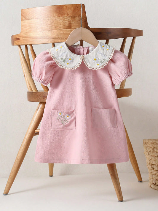 Vestido para bebê menina em Estilo Campestre com bordado de Girassol, Gola de Renda Damasco, Fita de pescoço laranja e mangas bufantes curtas elásticas azul - Apresentando bordado de bolso de Girassol, perfeito para Primavera/Verão