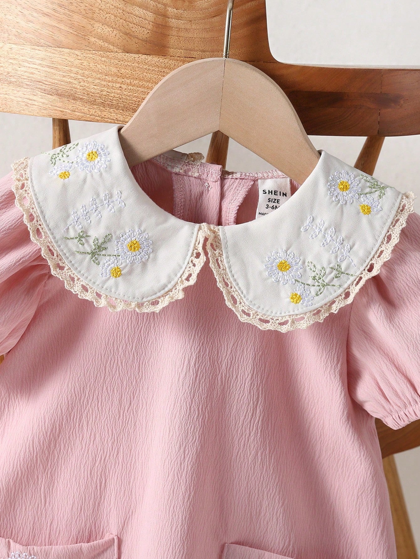 Vestido para bebê menina em Estilo Campestre com bordado de Girassol, Gola de Renda Damasco, Fita de pescoço laranja e mangas bufantes curtas elásticas azul - Apresentando bordado de bolso de Girassol, perfeito para Primavera/Verão