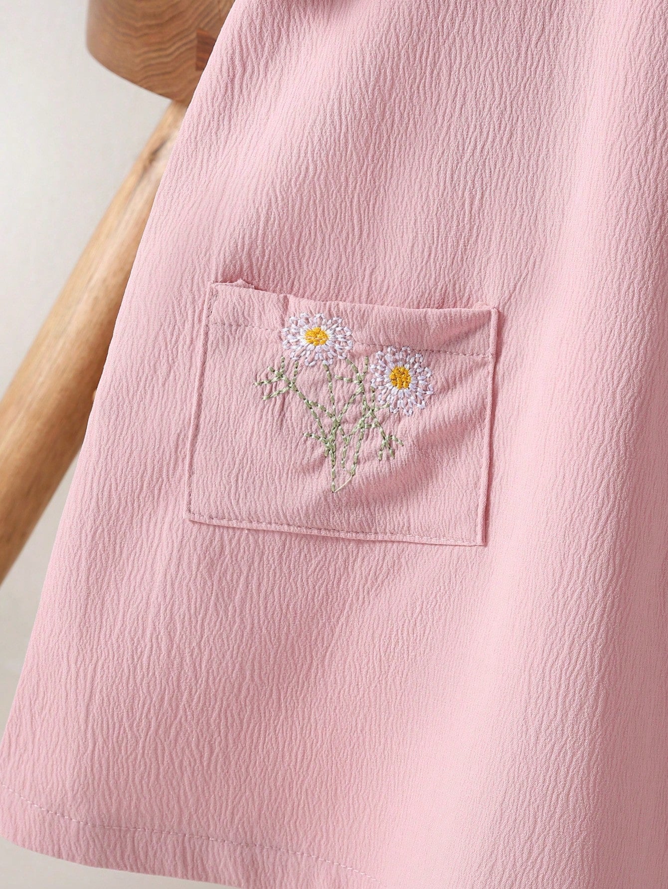 Vestido para bebê menina em Estilo Campestre com bordado de Girassol, Gola de Renda Damasco, Fita de pescoço laranja e mangas bufantes curtas elásticas azul - Apresentando bordado de bolso de Girassol, perfeito para Primavera/Verão