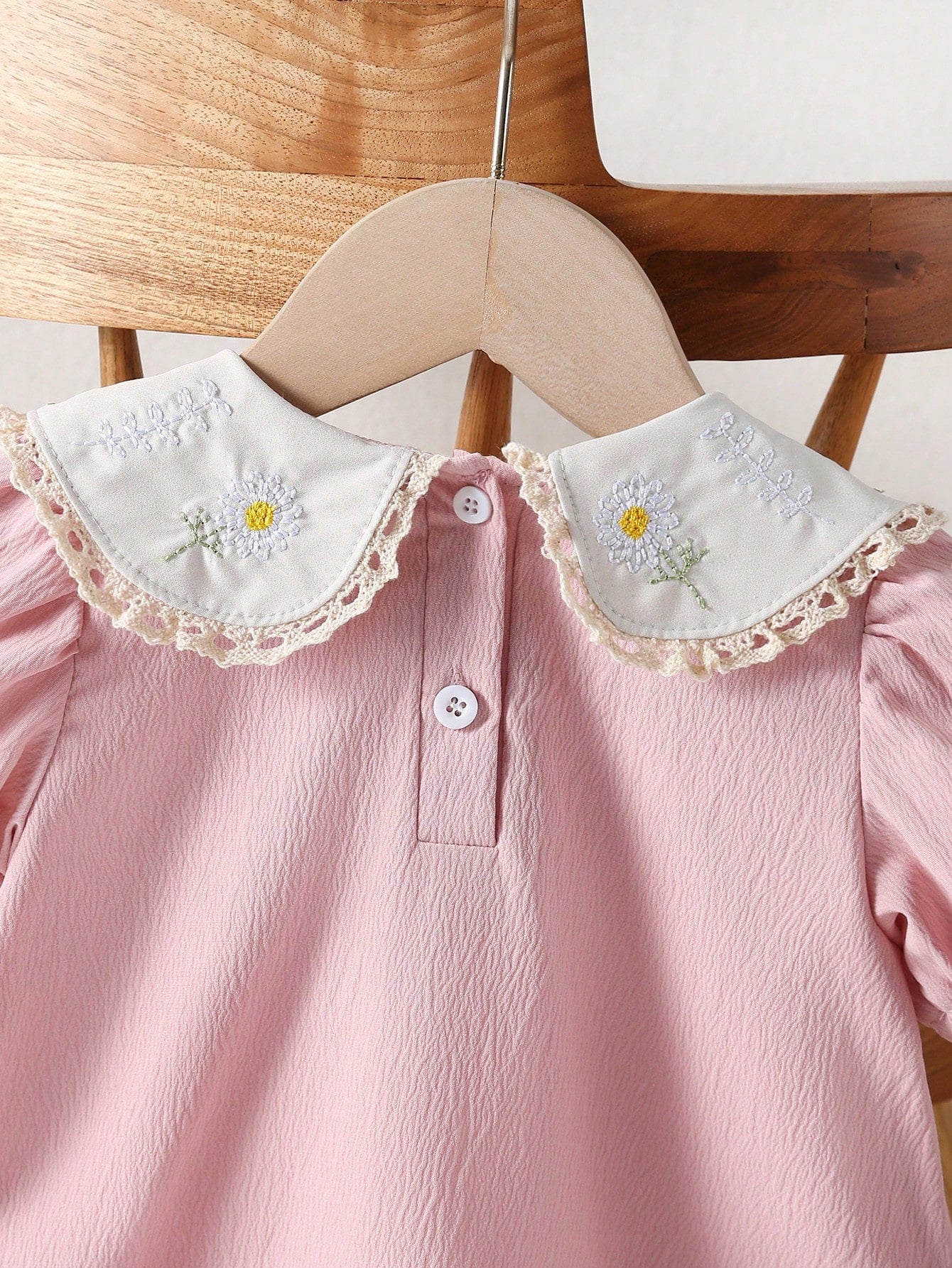 Vestido para bebê menina em Estilo Campestre com bordado de Girassol, Gola de Renda Damasco, Fita de pescoço laranja e mangas bufantes curtas elásticas azul - Apresentando bordado de bolso de Girassol, perfeito para Primavera/Verão