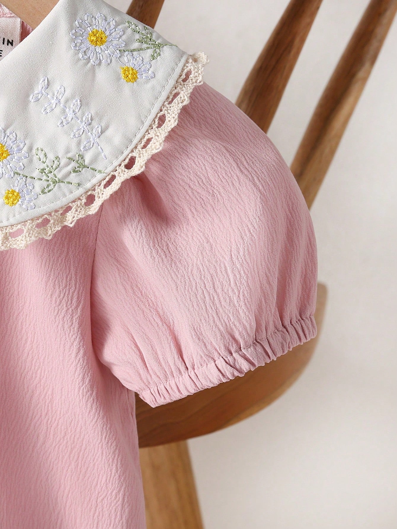 Vestido para bebê menina em Estilo Campestre com bordado de Girassol, Gola de Renda Damasco, Fita de pescoço laranja e mangas bufantes curtas elásticas azul - Apresentando bordado de bolso de Girassol, perfeito para Primavera/Verão