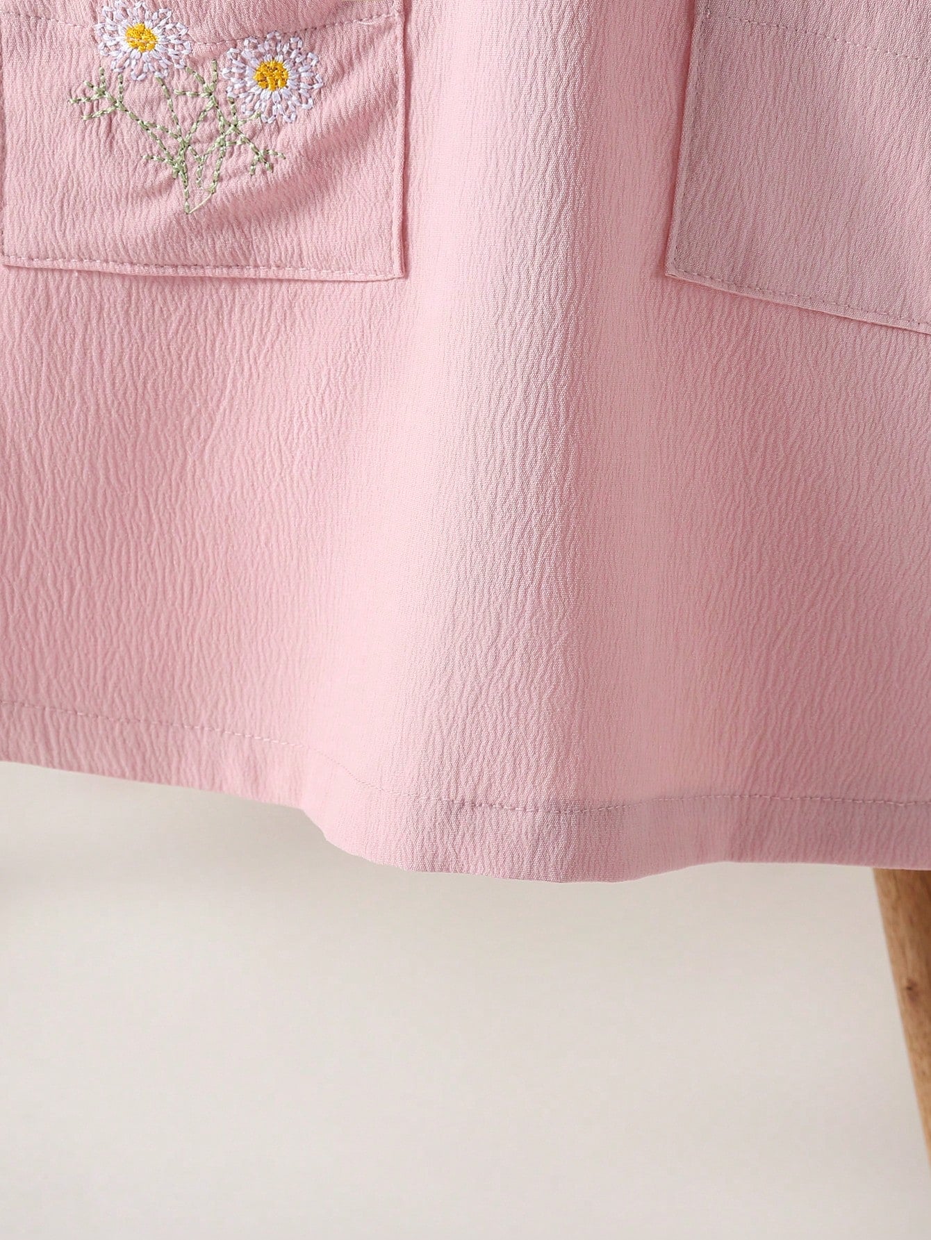 Vestido para bebê menina em Estilo Campestre com bordado de Girassol, Gola de Renda Damasco, Fita de pescoço laranja e mangas bufantes curtas elásticas azul - Apresentando bordado de bolso de Girassol, perfeito para Primavera/Verão