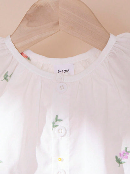Conjunto casual de blusa branca com detalhes bordados e mangas soltas e shorts brancos bordados para bebês meninas, na moda.