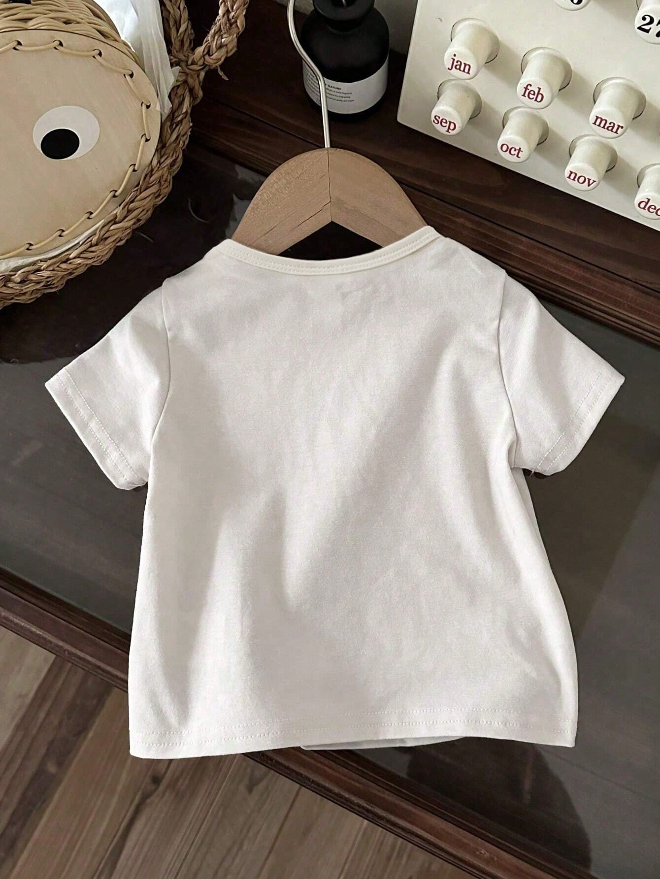 Camiseta branca de mangas curtas para bebê menina com padrão floral doce
