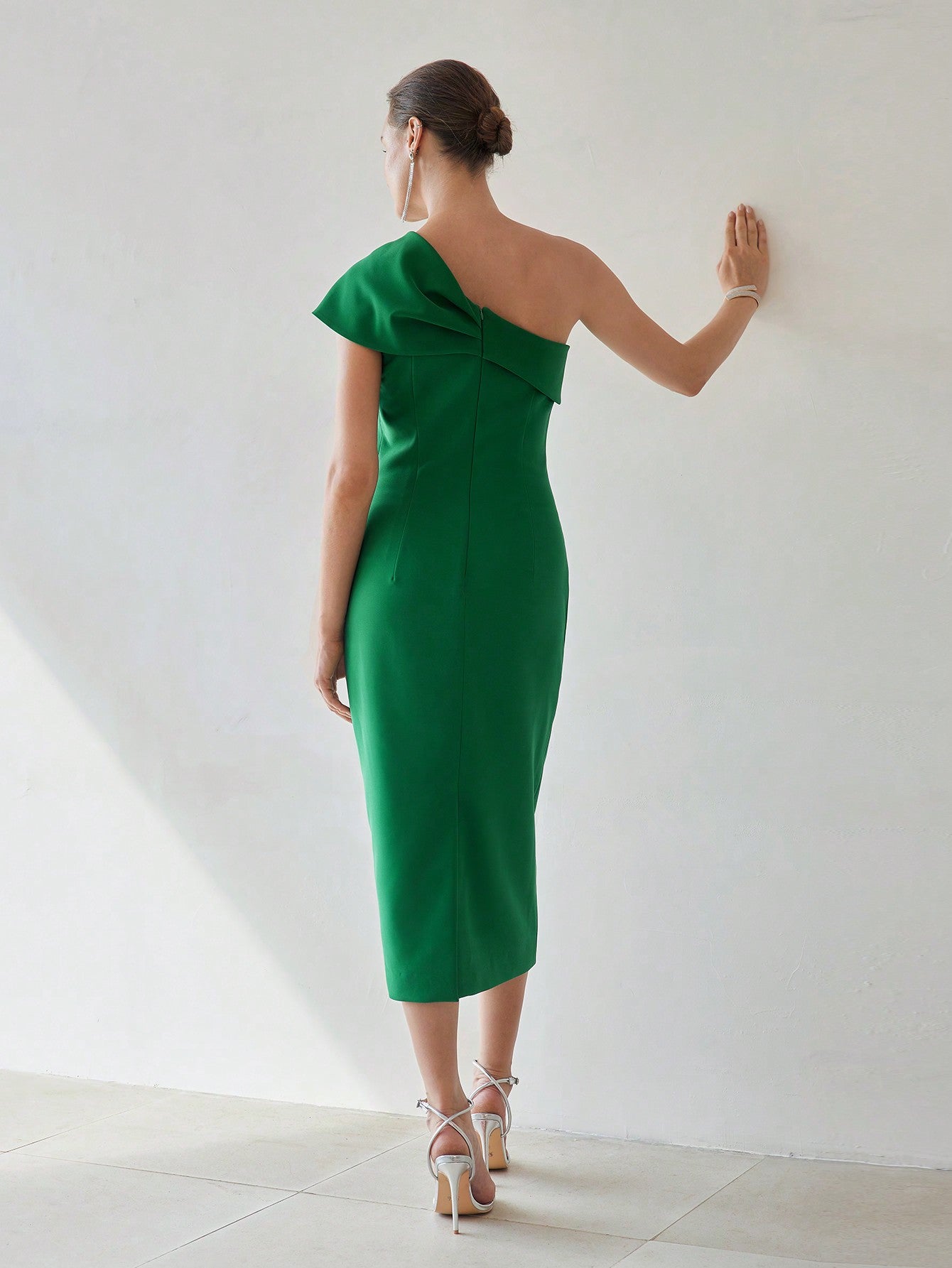 VESTIDO MIDI SLIM FIT COM DETALHE DE LAÇO GRANDE DE UM OMBRO ÚNICO