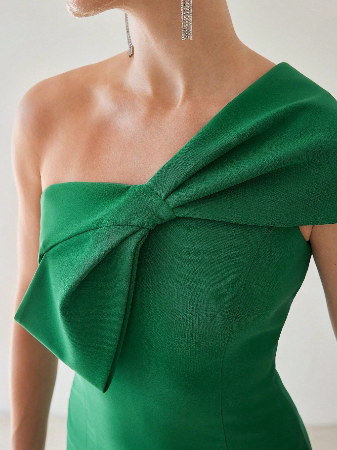 VESTIDO MIDI SLIM FIT COM DETALHE DE LAÇO GRANDE DE UM OMBRO ÚNICO
