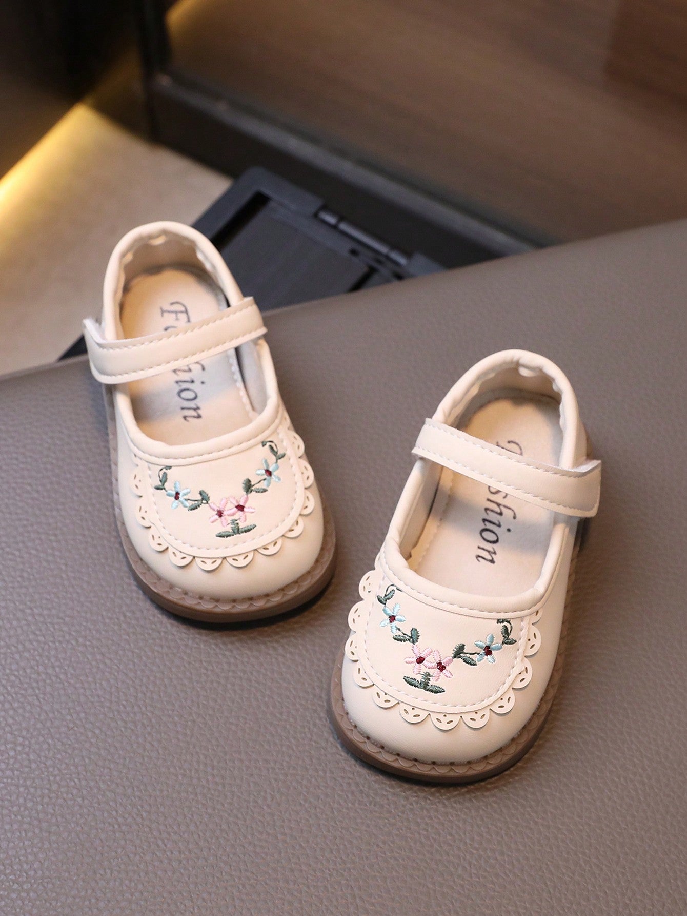 1 Par de Sapatos Planos de Couro Bordados para Bebês Meninas, Sola Macia e Anti-Derrapante
