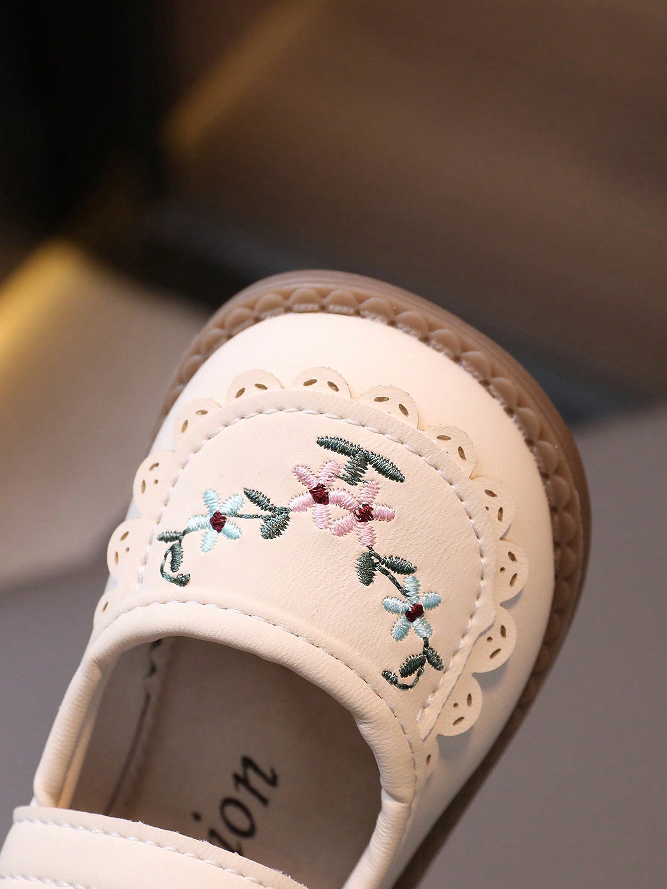 1 Par de Sapatos Planos de Couro Bordados para Bebês Meninas, Sola Macia e Anti-Derrapante