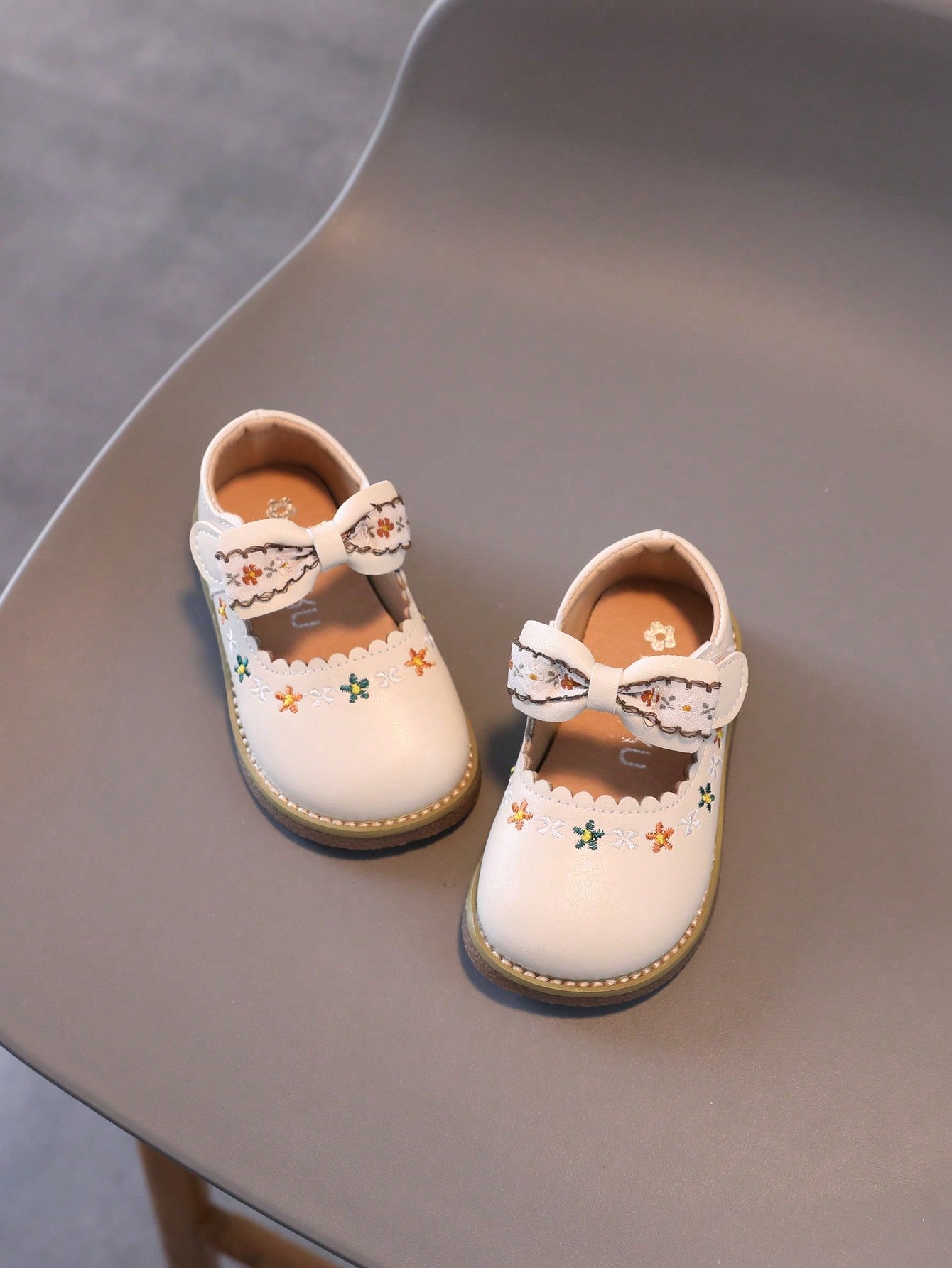 1 Par de Sapatos para Meninas com laço, sola leve e macia.