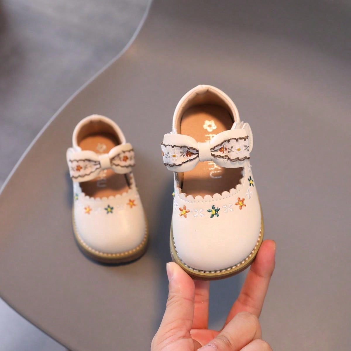 1 Par de Sapatos para Meninas com laço, sola leve e macia.